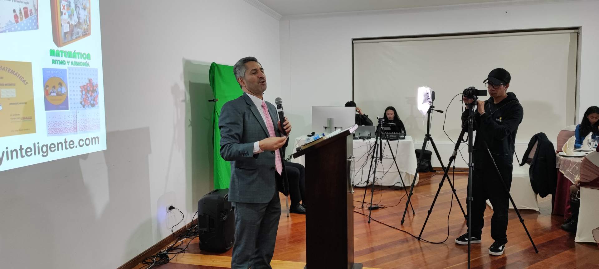 Imagen1-noticia-en-un-espacio-de-reconocimiento-y-compartir-se-reunieron-los-egresados-de-la-facultad-de-educación